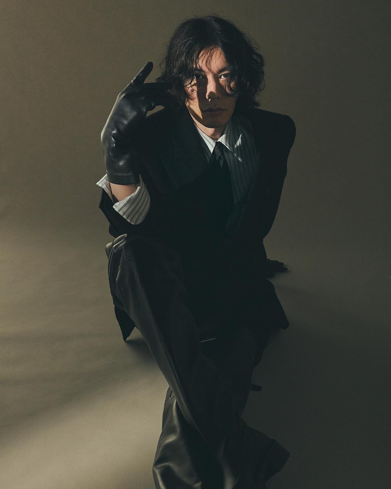 黒いスーツに黒い手袋の米津玄師